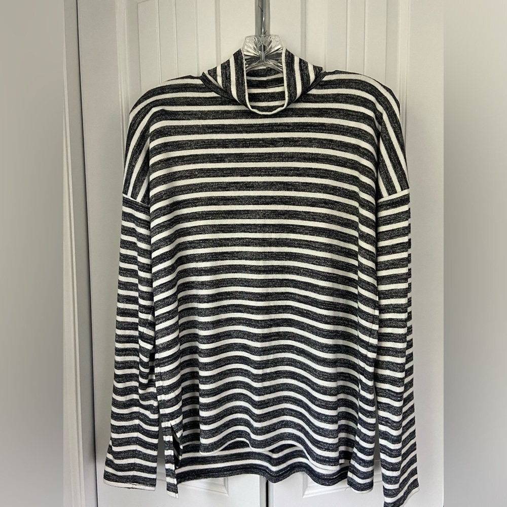 BANANA REPUBLIC Mock Neck Top / Size Small / Grey & White Striped